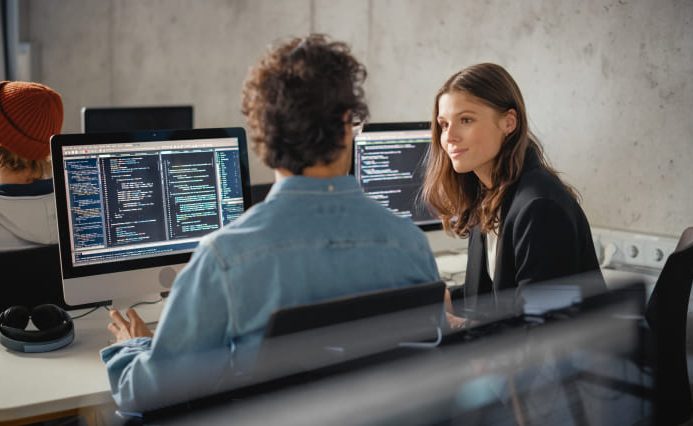 Mobile-app-development-company-approach-transparency A mobile app development company expert discussing project scope with a client