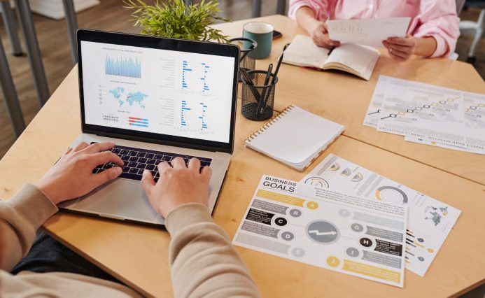 Search-engine-optimization-difference-quantifiable-results A man demonstrating search engine optimization company quantifiable results approach